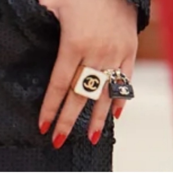 🪴Markdown🪴Chanel flap bag Ring handbag ring black gold flap bag charm ring - Picture 4 of 9